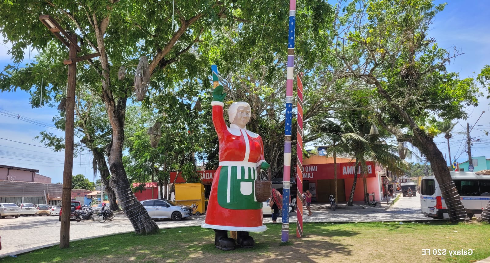 Boneco que simboliza Papai Noel causa constrangimento aos moradores de Trancoso