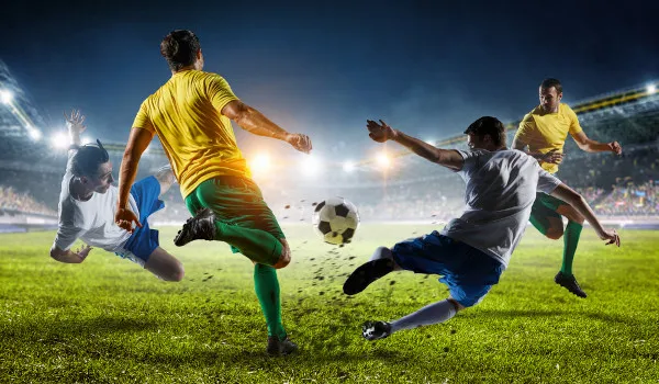 homens-jogando-futebol-uma-alusao-a-historia-do-esporte-mais-popular-do-mundo